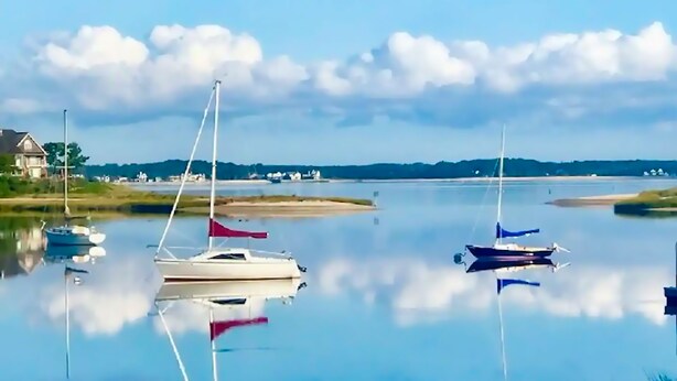 A calm lake with several boats anchored. - One Bedroom Hamptons Waterfront Cottage (Hampton Bays)