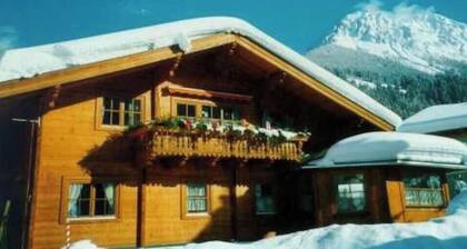 Small apartment 2-4 pers, wooden log cabin, cozy, quiet, sunny, close to the center