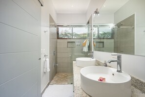 Doccia, asciugacapelli, asciugamani, sapone