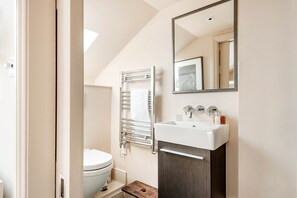Bathroom - Deluxe Fulham Home Close to the River Thames by Underthedoormat (London)
