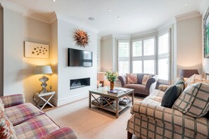 高级独立别墅 (3 Bedrooms) | 客厅 | 24-英寸纯平电视 (配备有线频道)、电视