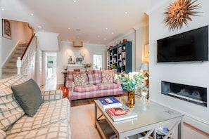 高级独立别墅 (3 Bedrooms) | 客厅 | 24-英寸纯平电视 (配备有线频道)、电视
