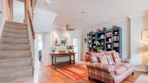 Unclassified image, 4 of 30, button - Deluxe Fulham Home Close to the River Thames by Underthedoormat (London)