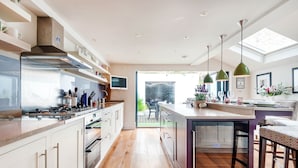 Unclassified image, 2 of 30, button - Deluxe Fulham Home Close to the River Thames by Underthedoormat (London)