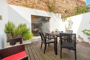 Balcony - Deluxe Fulham Home Close to the River Thames by Underthedoormat (London)