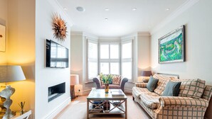 Unclassified image, 5 of 30, button - Deluxe Fulham Home Close to the River Thames by Underthedoormat (London)