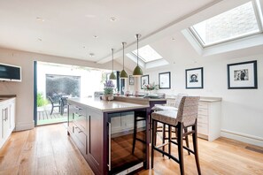 Private kitchen - Deluxe Fulham Home Close to the River Thames by Underthedoormat (London)