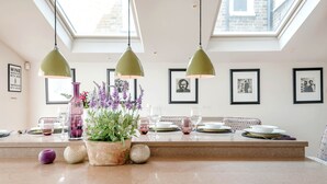 Unclassified image, 3 of 30, button - Deluxe Fulham Home Close to the River Thames by Underthedoormat (London)