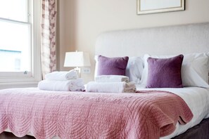 3 bedrooms, premium bedding, desk, laptop workspace - Deluxe Fulham Home Close to the River Thames by Underthedoormat (London)