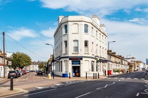 Front of property - Deluxe Fulham Home Close to the River Thames by Underthedoormat (London)