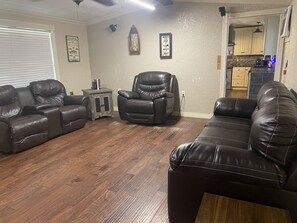 Smart TV, DVD player, books, video library - Waterfront 2 bedroom home- (Florien)