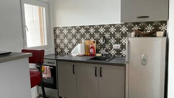 Fridge, oven, stovetop