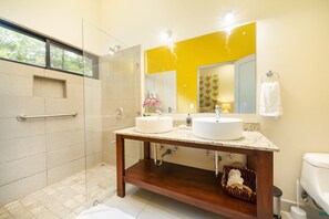 Dusche, Haartrockner, HandtĂŒcher, Seife