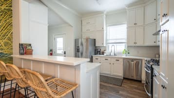 冰箱、微波炉、烤箱、炉灶