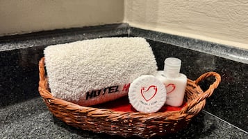 Habitación estándar, 1 cama King size | Caja de seguridad en la habitación, wifi gratis y ropa de cama