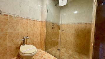 Habitación estándar, 1 cama King size | Baño | Regadera, amenidades de baño gratuitas, secadora de cabello, toallas