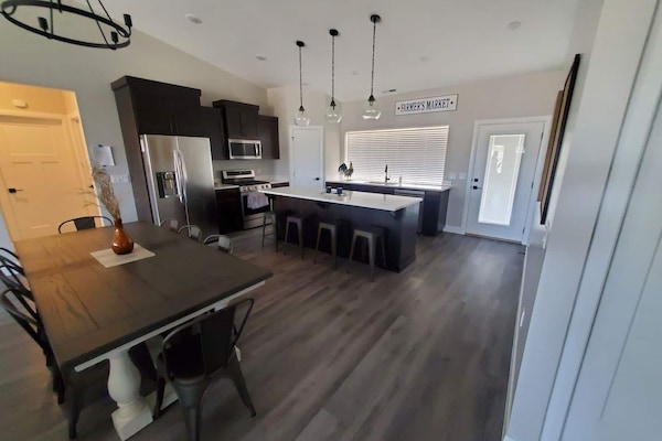 Frigorífico, microondas, horno y placa de cocina