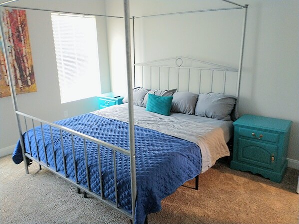 3 habitaciones, escritorio y tabla de planchar con plancha 