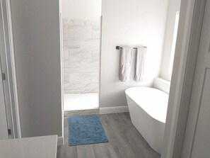 Combinazione doccia/vasca, asciugacapelli, asciugamani, sapone