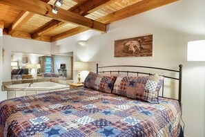3 bedrooms, iron/ironing board, travel crib, WiFi (free) - Experience serenity near entertainment, stay at our 3-bedroom cabin, Pkwy close! (Pigeon Forge)