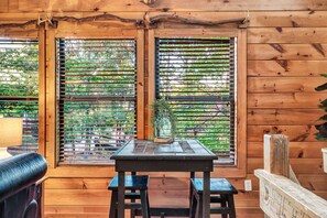 Dining - Experience serenity near entertainment, stay at our 3-bedroom cabin, Pkwy close! (Pigeon Forge)