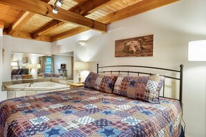 3 bedrooms, iron/ironing board, travel cot, free WiFi - Experience serenity near entertainment, stay at our 3-bedroom cabin, Pkwy close! (Pigeon Forge)