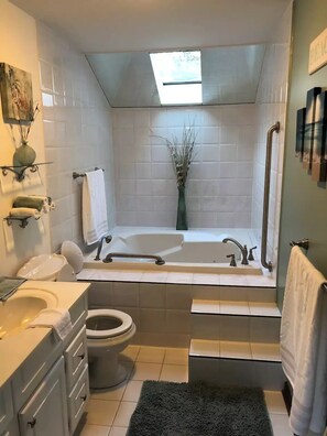 Une salle de bain moderne avec une baignoire, des toilettes et un lavabo.