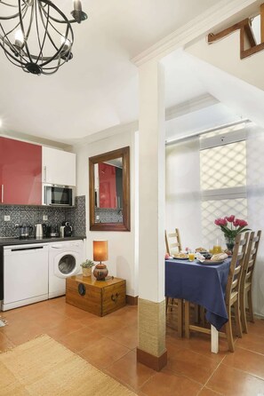 Réfrigérateur, four à micro-ondes, un four, surface de cuisson