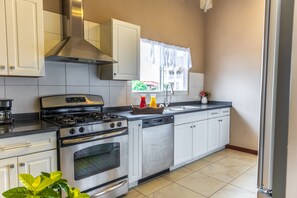 Horno, placa de cocina y lavavajillas