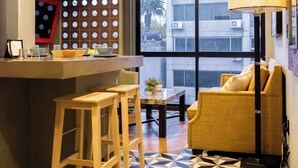 Ein modernes Interieur mit Bar, Sitzgelegenheiten und einem gemusterten Boden.
