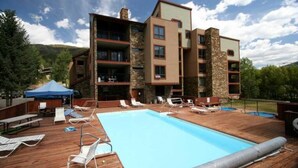 Un hôtel doté d’une piscine, d’un espace extérieur aménagé et offrant une vue sur un paysage montagneux.
