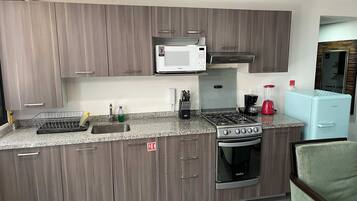 KylskÄp, mikrovÄgsugn, spishÀll och grytor/köksredskap