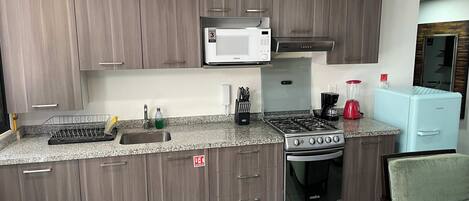 Geladeira, micro-ondas, cooktop, talheres/pratos/utensílios de cozinha