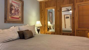 2 bedrooms, iron/ironing board, WiFi, bed sheets