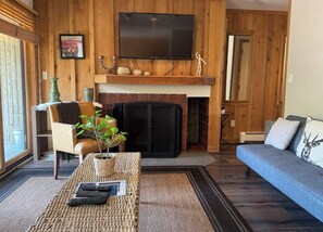 Televisión y chimenea 