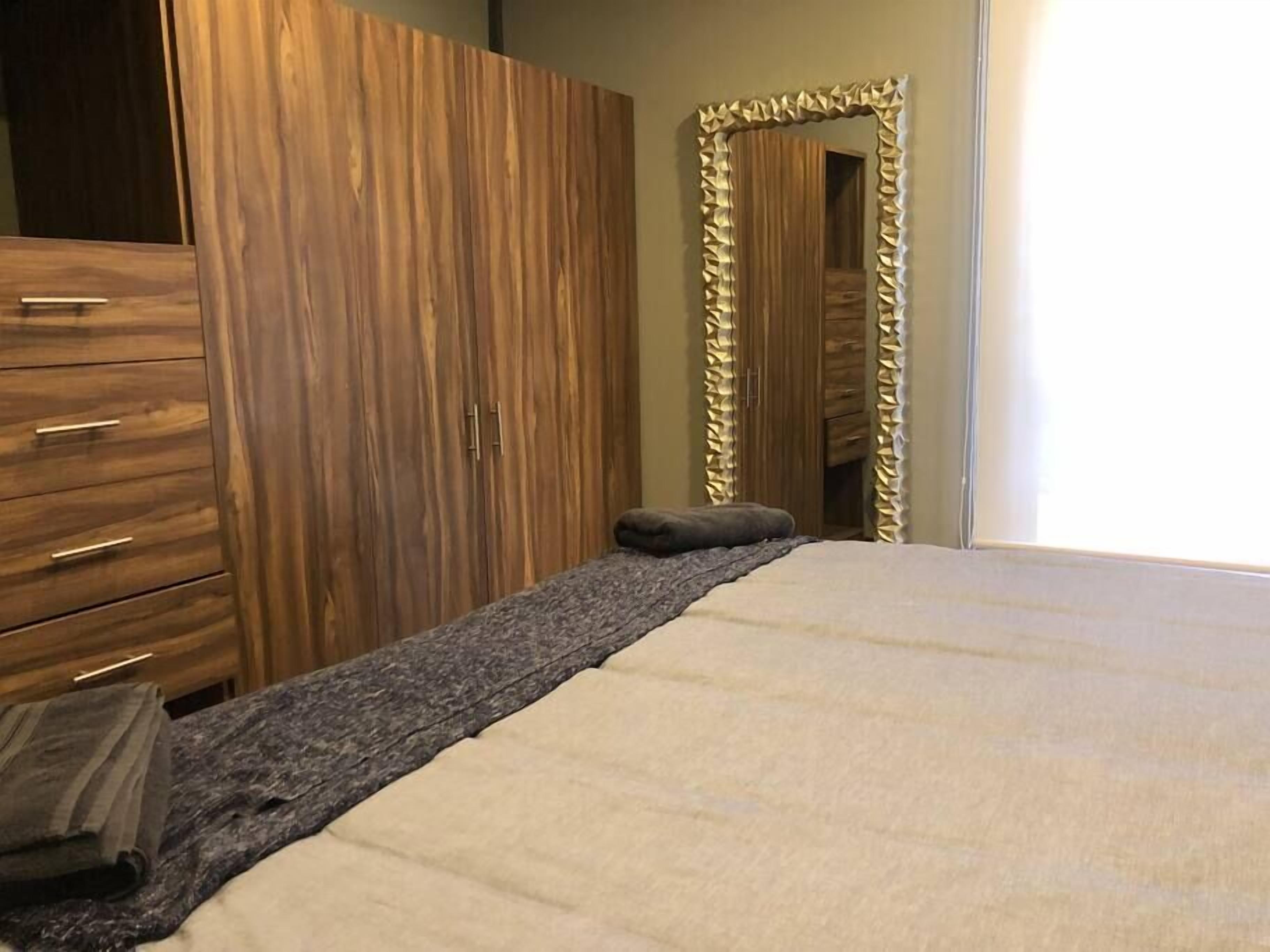 2 bedrooms, iron/ironing board, internet, bed sheets