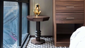 A room with a large window, a wooden wardrobe, a small table with a golden statue, and patterned floor tiles. - Lujoso Departamento muy Amplio en la condesa (Ciudad de México)
