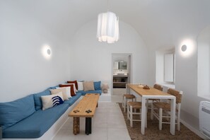 Books, stereo - Kalyva, 2 bedroom House in Oia (Υπόλοιπη Ελλάδα)