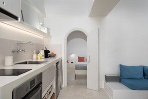 Kühlschrank, Ofen, Herdplatte, Wasserkocher mit Kaffee-/Teezubehör