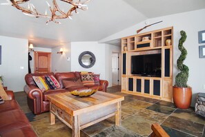 Smart-TV, Kamin, Tischtennisplatte, Bücher