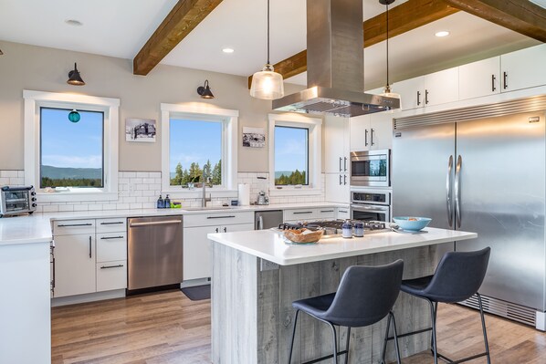 Fridge, microwave, oven, stovetop - Spacious 4 Bedroom home with Panoramic Sunsets (Kalispell)