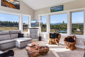 Smart TV, fireplace, DVD player, books - Spacious 4 Bedroom home with Panoramic Sunsets (Kalispell)