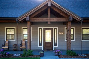 Exterior - Spacious 4 Bedroom home with Panoramic Sunsets (Kalispell)