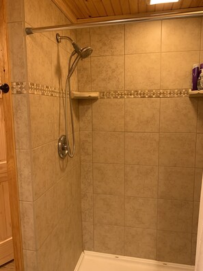 Dusche, Haartrockner, Handtücher, Toilettenpapier