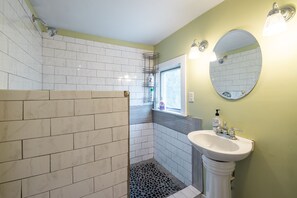 Bañera, secador de pelo, toallas y jabón