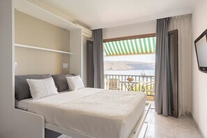 Tabla de planchar con plancha, wifi y ropa de cama