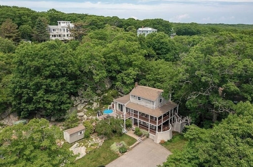 Walk to Good Harbor and Long Beach -Vacation Home