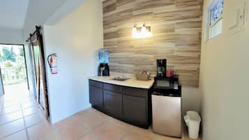 Køleskab, mikrobølgeovn, kogeplade, kaffe-/temaskine