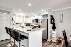 冷蔵庫、電子レンジ、オーブン、コンロ