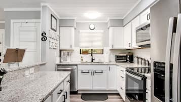 Coffee/tea maker, fridge, microwave, oven